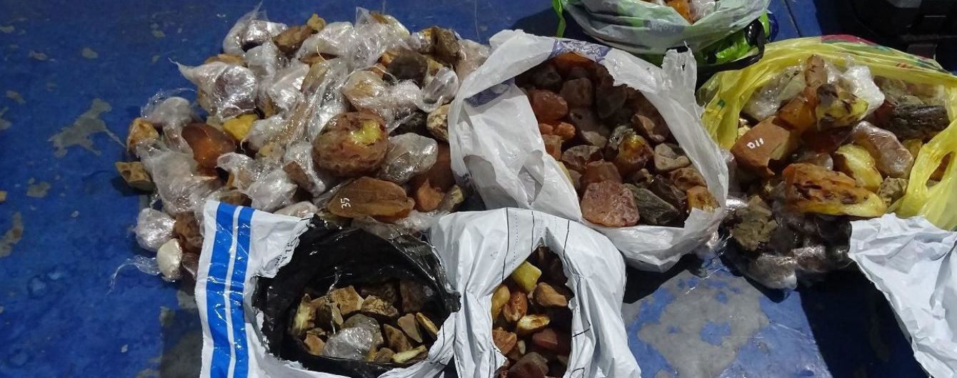 На кордоні з Польщею затримали чоловіка, який намагався перевезти 25 кілограмів бурштину