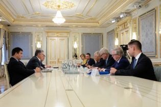 Порошенко пригласили на YES, а Зеленский встретился с Расмуссеном и Квасьневским