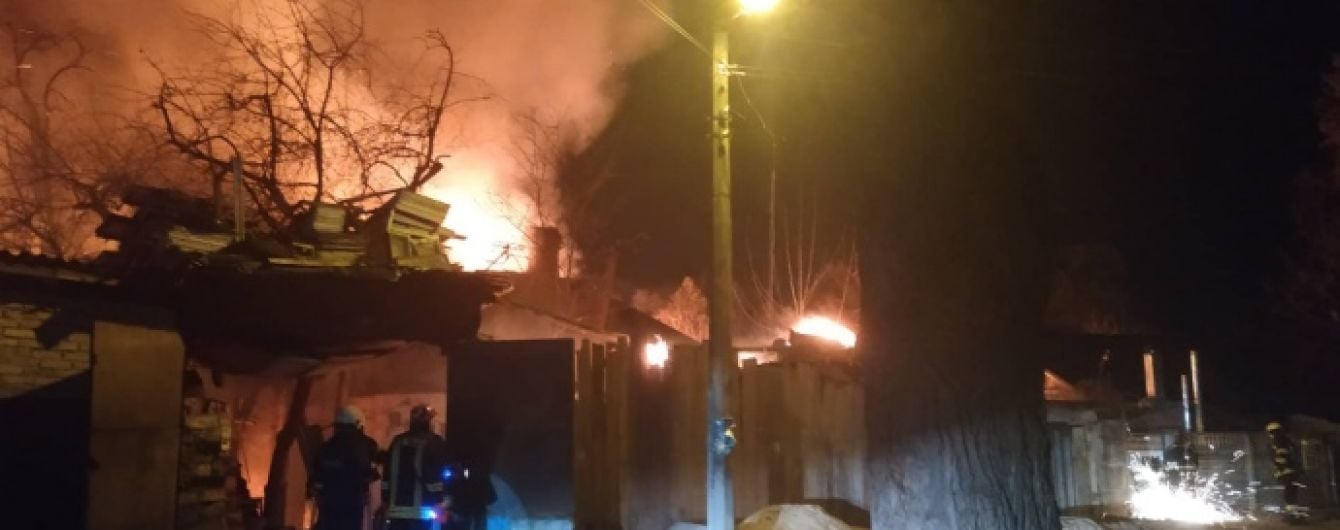 У Києві горять чотири будинки, лунають вибухи