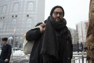 Московский суд отменил домашний арест режиссеру Серебренникову