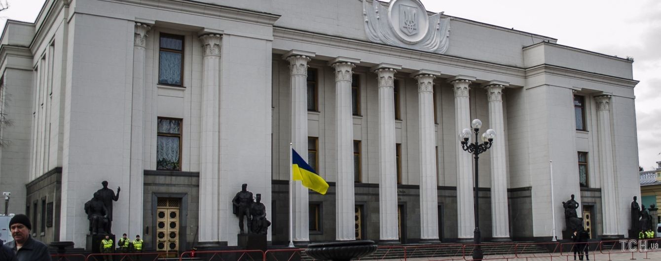 В Киеве сообщили о заминировании правительства, парламента, трех вокзалов и аэропорта
