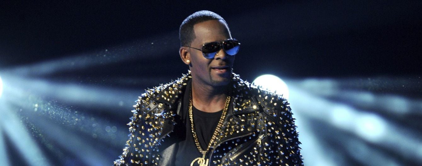 Обвиненный в изнасиловании R. Kelly дал 28-секундный рэп-концерт