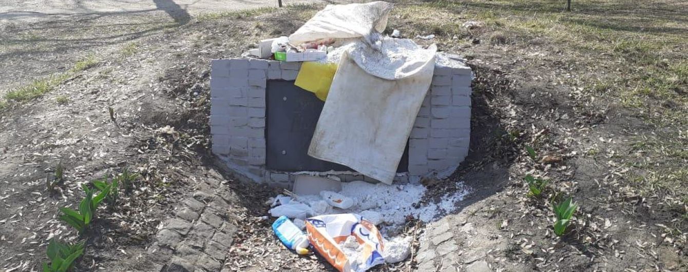 В Харькове неизвестные засыпали отходами памятный знак УПА