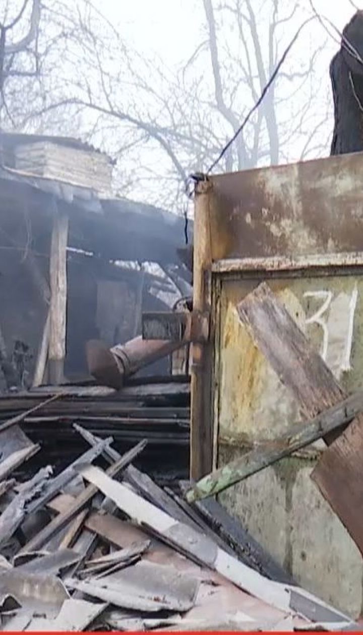 На столичному Подолі пожежа вщент зруйнувала приватний будинок та гараж