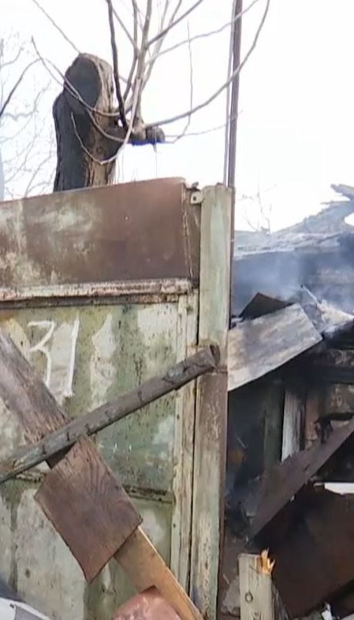 На столичном Подоле пожар полностью разрушил частный дом и гараж
