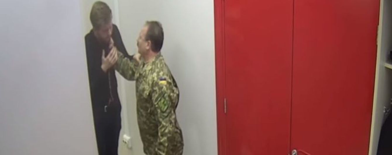 Схватил за горло и порвал рубашку: скандальный депутат Барна набросился на сторонника Зеленского