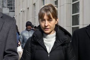 Звезда "Тайн Смолвиля" Эллисон Мэк призналась в вербовке женщин в секс-рабство