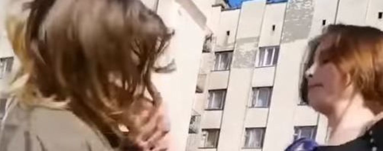 Подростковые "разборки" в Хмельницком: девочки били школьницу по лицу и снимали на видео