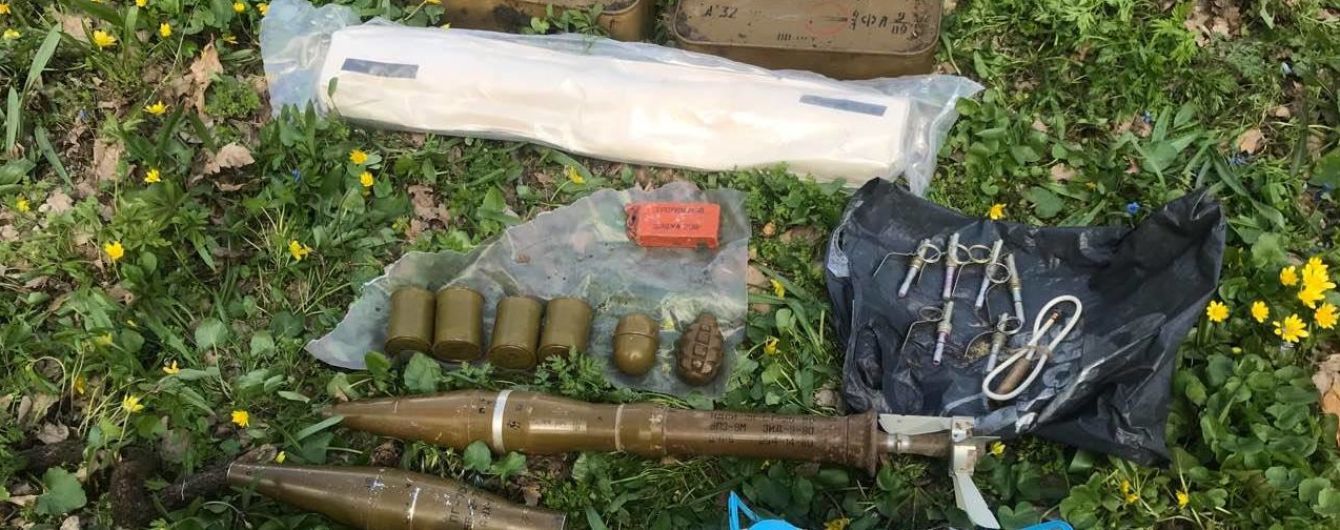 На Луганщине возле заброшенного детсада нашли арсенал оружия