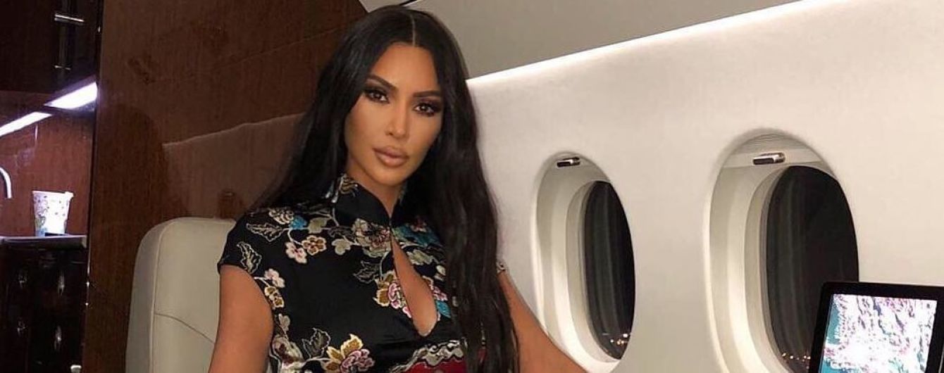 В платье от Roberto Cavalli: Ким Кардашьян продемонстрировала очередной винтажный образ