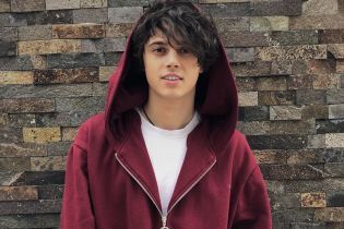 Співака Alekseev заскочили за обіймами з солісткою "ВІА Гри"