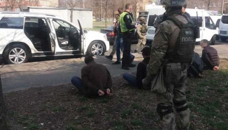 У Києві правоохоронці затримали іноземців, які зі стріляниною вимагали кошти у підприємця на овочебазі