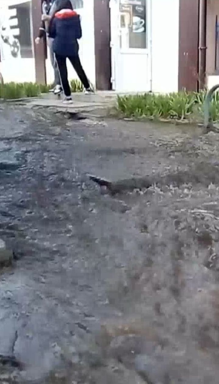 У Харкові один із мікрорайонів затопило через прорив водогону