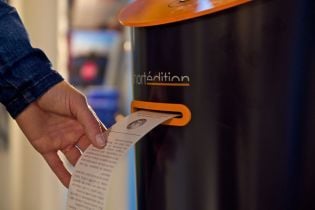 В лондонском метро установили автомат с рассказами известных писателей