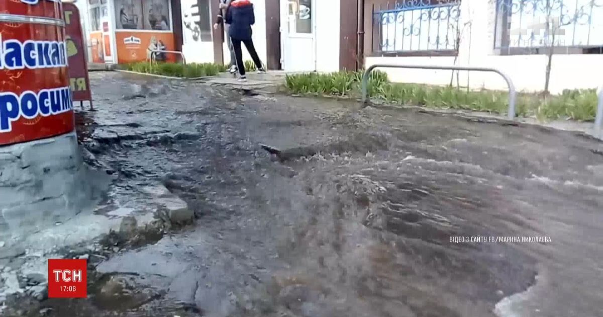 В Харькове из-под земли забил фонтан, а улица превратилась в реку