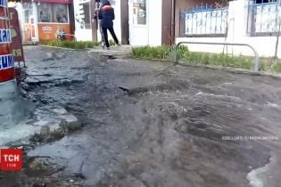 У Харкові з-під землі забив фонтан, а вулиця перетворилась на річку