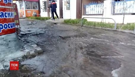 В Харькове из-под земли забил фонтан, а улица превратилась в реку