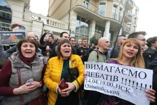 Митинг под офисом Зеленского. Среди протестующих много людей спортивного телосложения