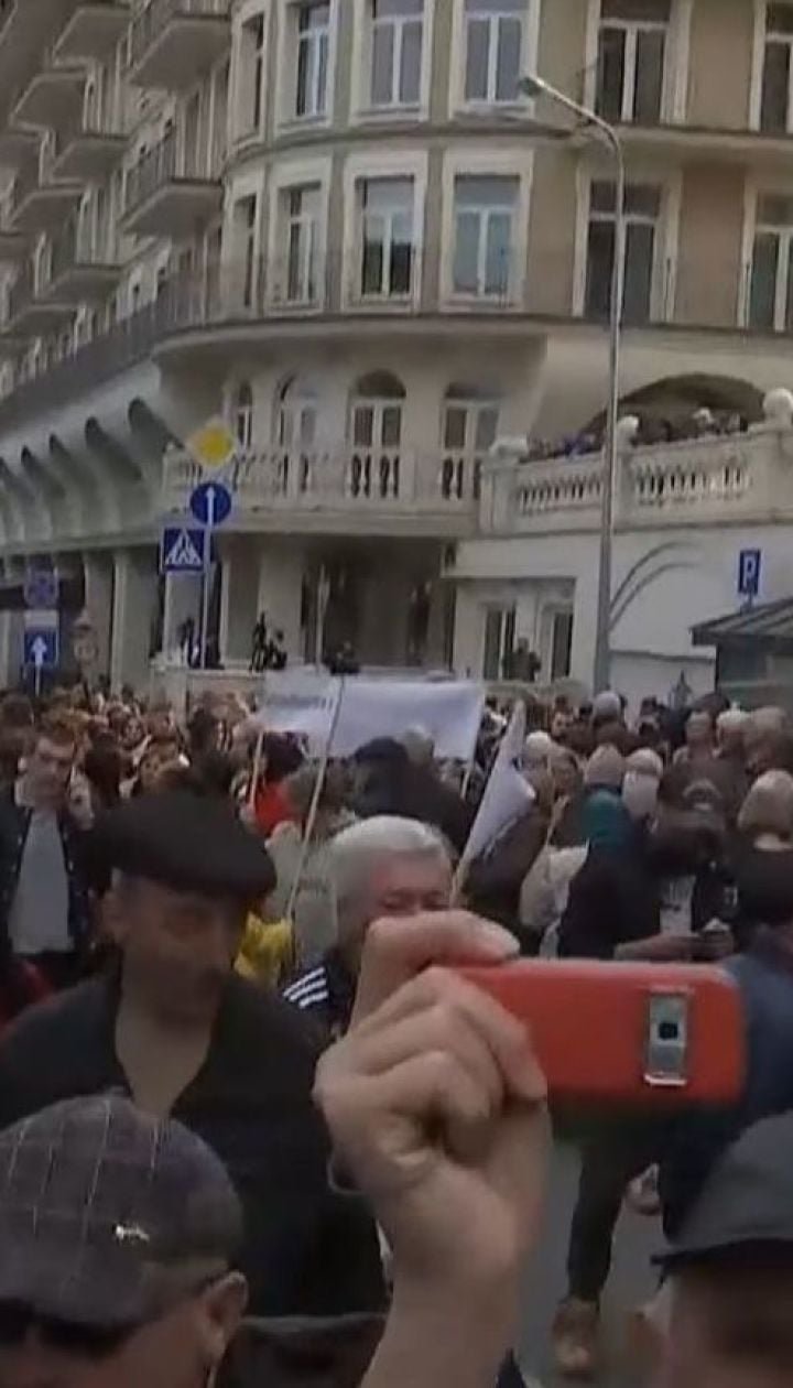 Пенсіонери, блогери та молодики протестували під штабом Зеленського