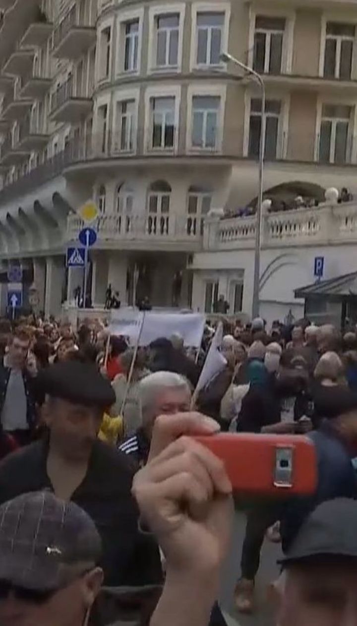 Пенсионеры, блогеры и молодые парни протестовали под штабом Зеленского