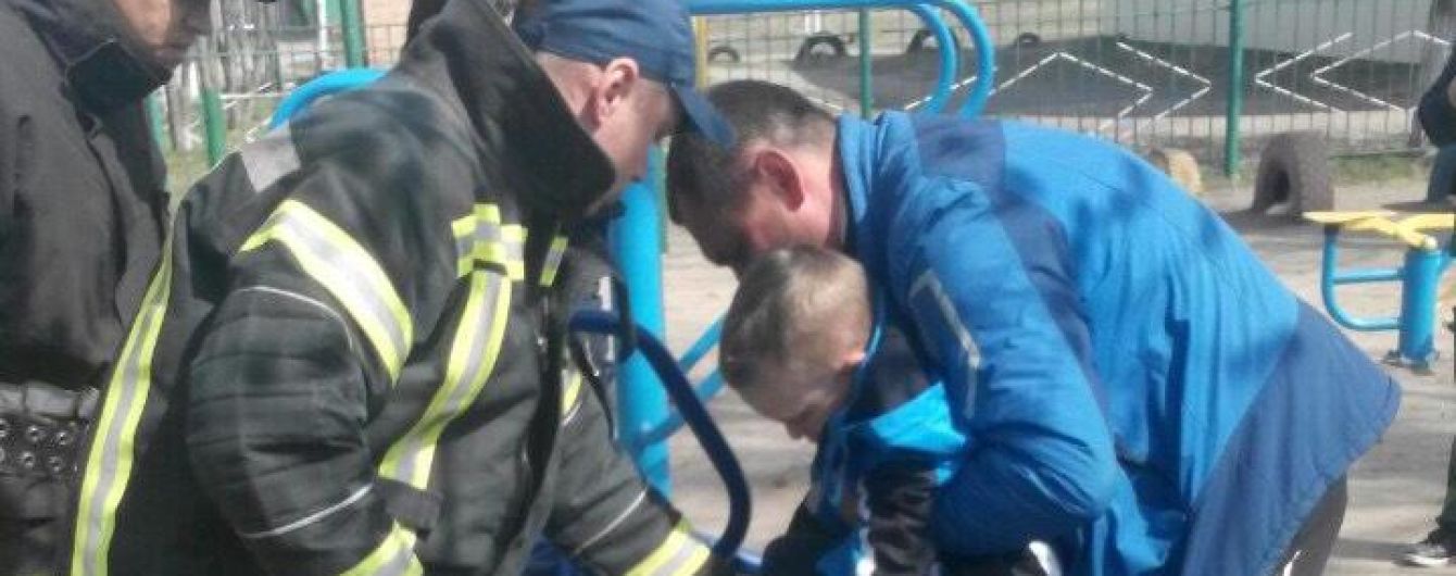 На Кировоградщине первоклассник застрял в уличном спортивном тренажере