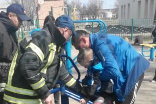 На Кировоградщине первоклассник застрял в уличном спортивном тренажере