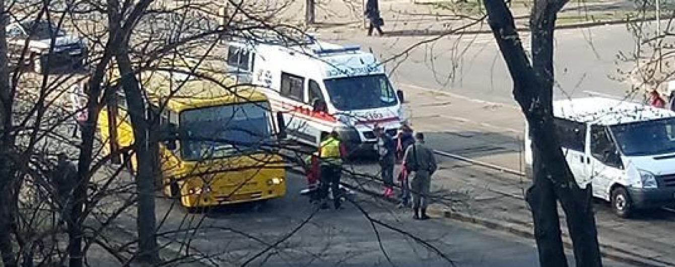 В Киеве маршрутка сбила женщину на пешеходном переходе