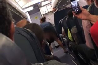 Пьяная пассажирка задрала юбку и станцевала тверк на борту самолета