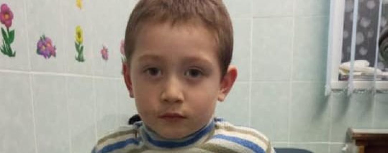 В Киеве потерялся и бегал сам маленький мальчик. Полиция просит помочь разыскать родителей