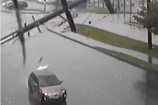 Жуткое видео: в США больше десятка электростолбов упали на дорогу и разбили ехавшую мимо машину