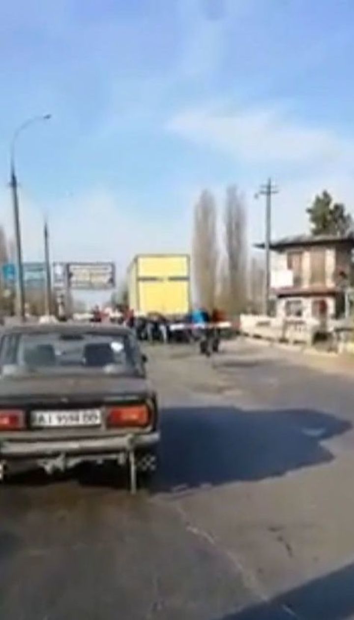 Люди врятували фуру, яку ледь не розтрощив потяг