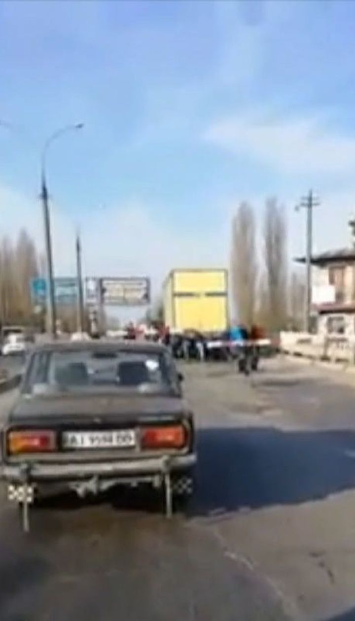 Люди спасли фуру, которую едва не снес поезд