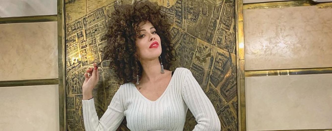 Сидя и стоя: соблазнительная Даша Астафьева показала, как эротично позировать