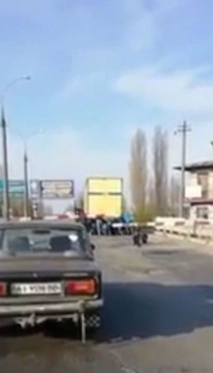 Порятунок гуртом: у Херсоні виштовхали фуру, що застрягла на залізничному переїзд