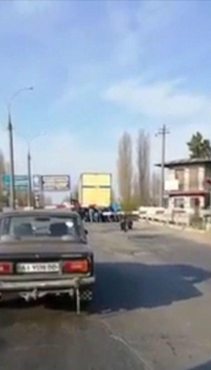 Спасение сообща: в Херсоне вытолкали фуру, застрявшую на железнодорожном переезде