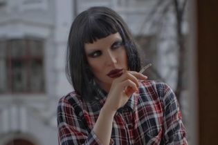 Травести-дива Монро стала брюнеткой и показала стройные ножки на балконе