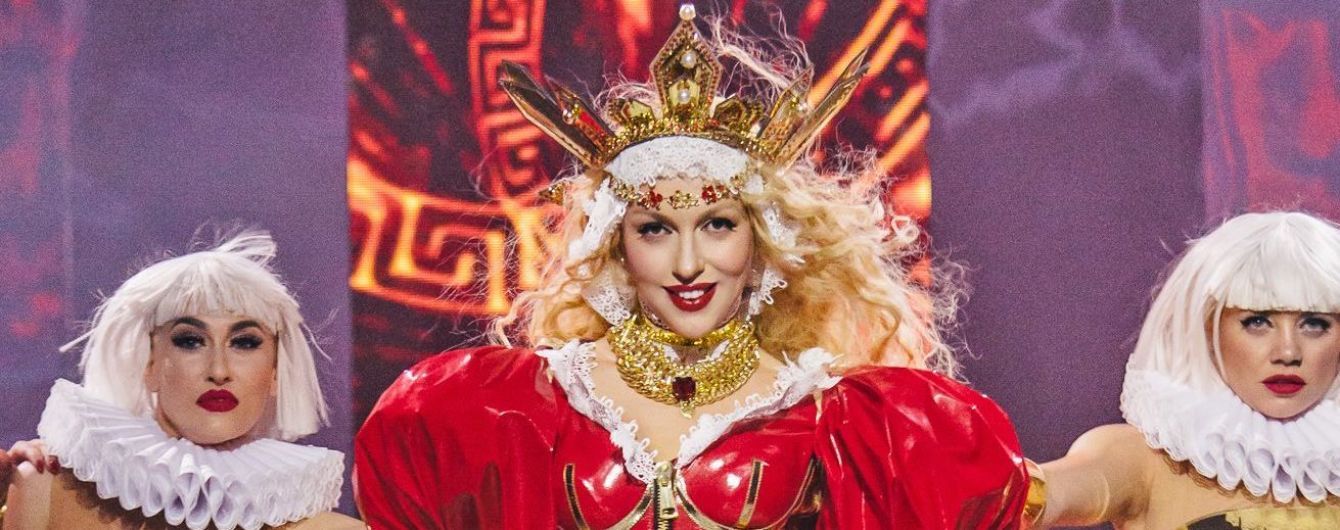 В образе королевы со свитой: Оля Полякова эффектно начала свое выступление на концерте