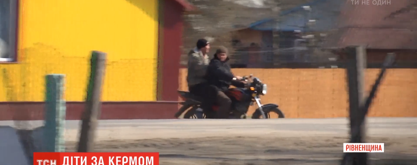 На Ровенщине мотоцикл, на котором ехали школьники, влетел в автомобиль