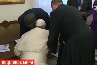 Ради мира: Папа Римский поцеловал ноги лидерам Южного Судана