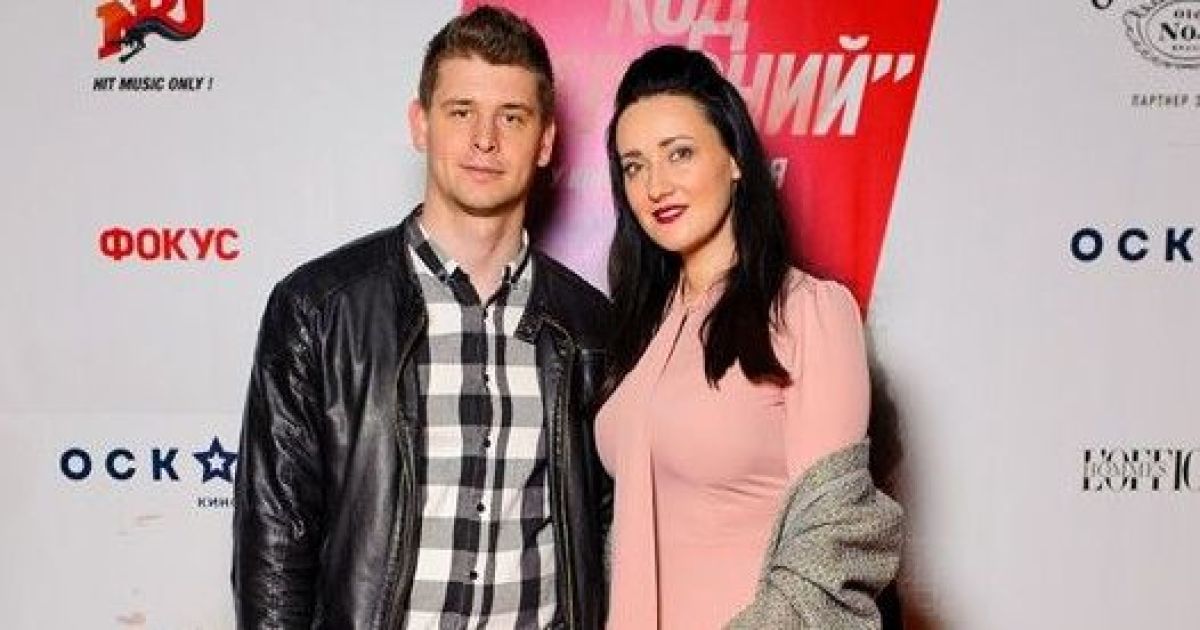 У ніжно-рожевій сукні і на підборах: Соломія Вітвіцька на прем'єрі фільму