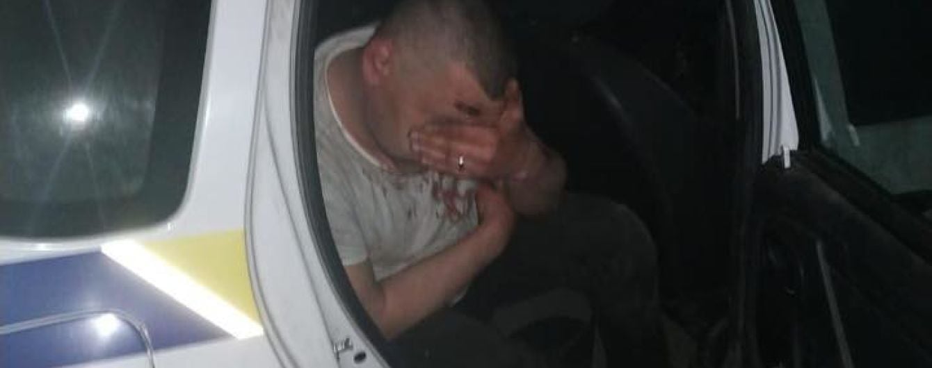 На Донетчине пьяный водитель с ребенком в машине сбил патрульного и сотню метров провез его на капоте