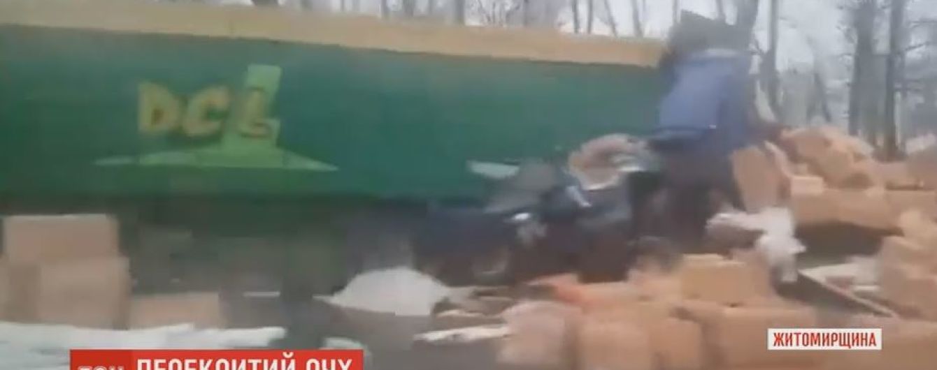 На трассе Киев-Чоп смяло фуру от столкновения с еще одним припаркованным грузовиком