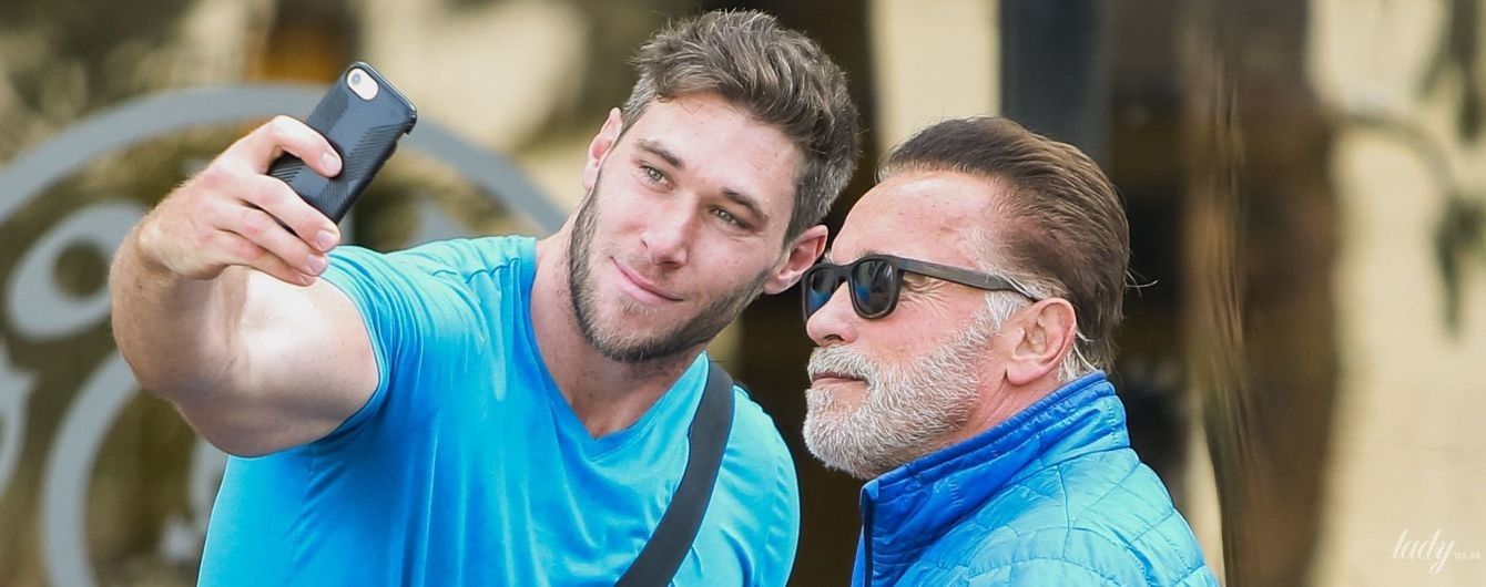 Арнольд Шварценеггер катається на велосипеді Лос-Анджелесом і селфиться з шанувальниками