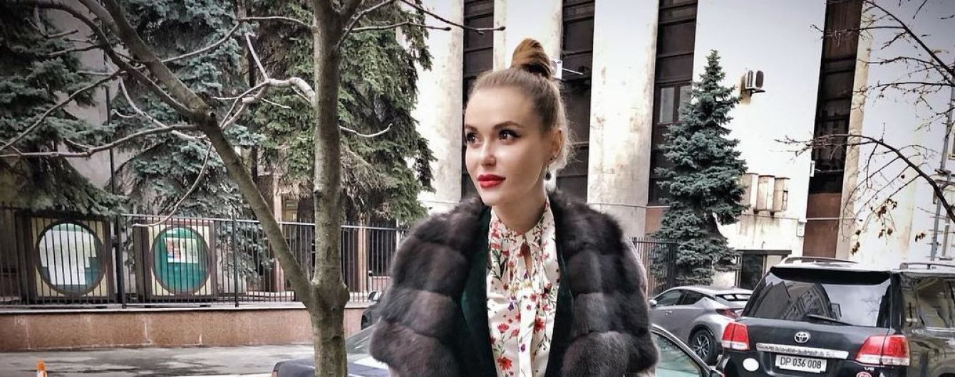 Слава из "НеАнгелов" засветила пышное декольте в соблазнительном наряде