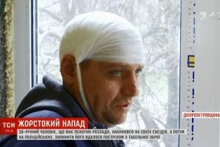 В Каменском неадекватный мужчина избил соседей и четырех копов
