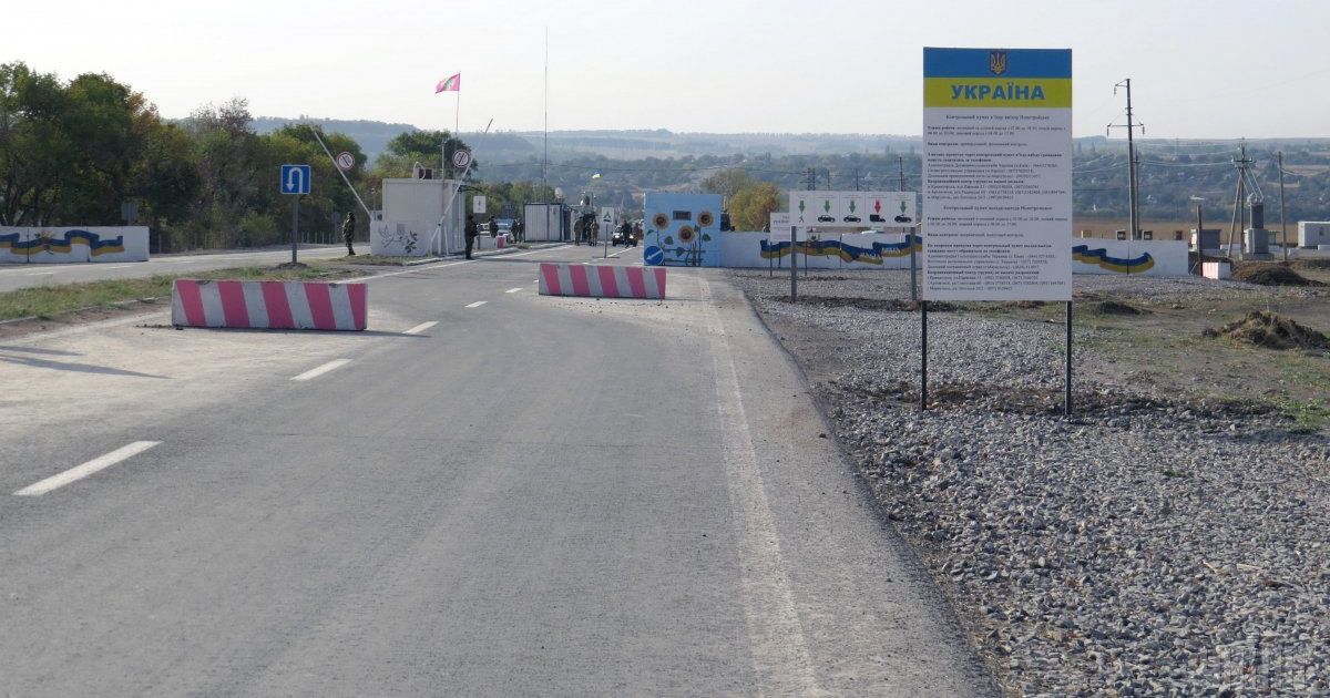 Бойовики блокують роботу пунктів пропуску на Донбасі: працює лише два