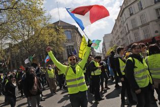 В Париже "желтые жилеты" вышли на митинг: полиция задержала почти 40 человек