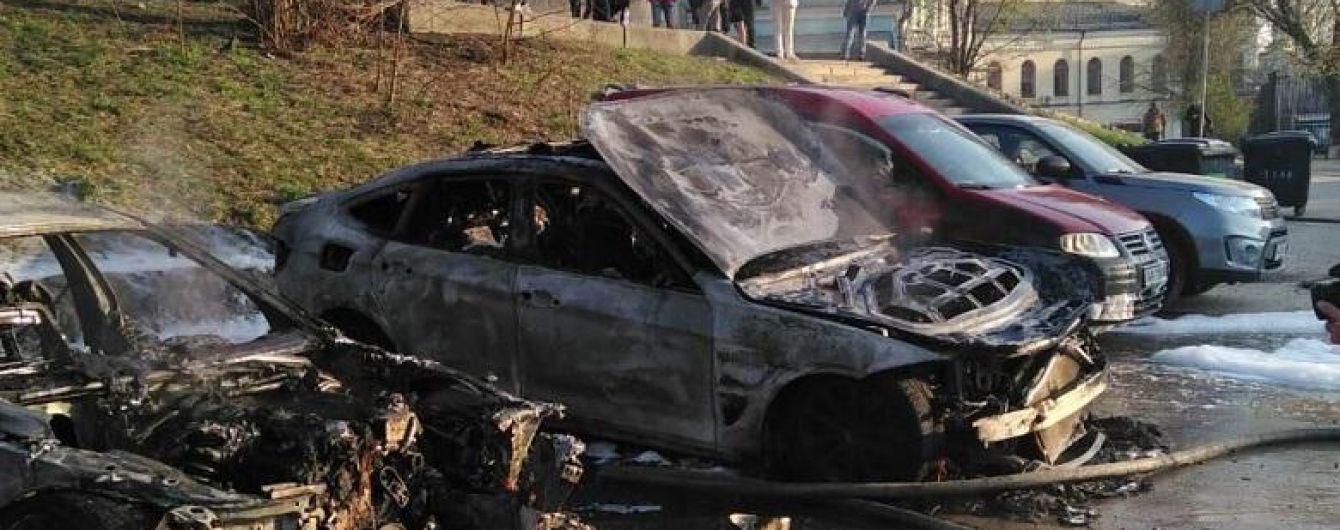 У центрі Києва посеред дня невідомий підпалив припарковані автомобілі
