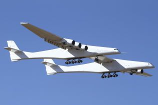 У США вперше в небо піднявся найбільший у світі літак Stratolaunch