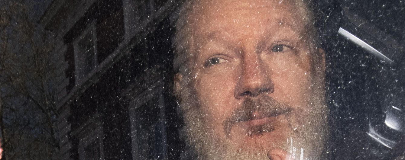 Отец Ассанжа просит власти Австралии позаботиться о сыне